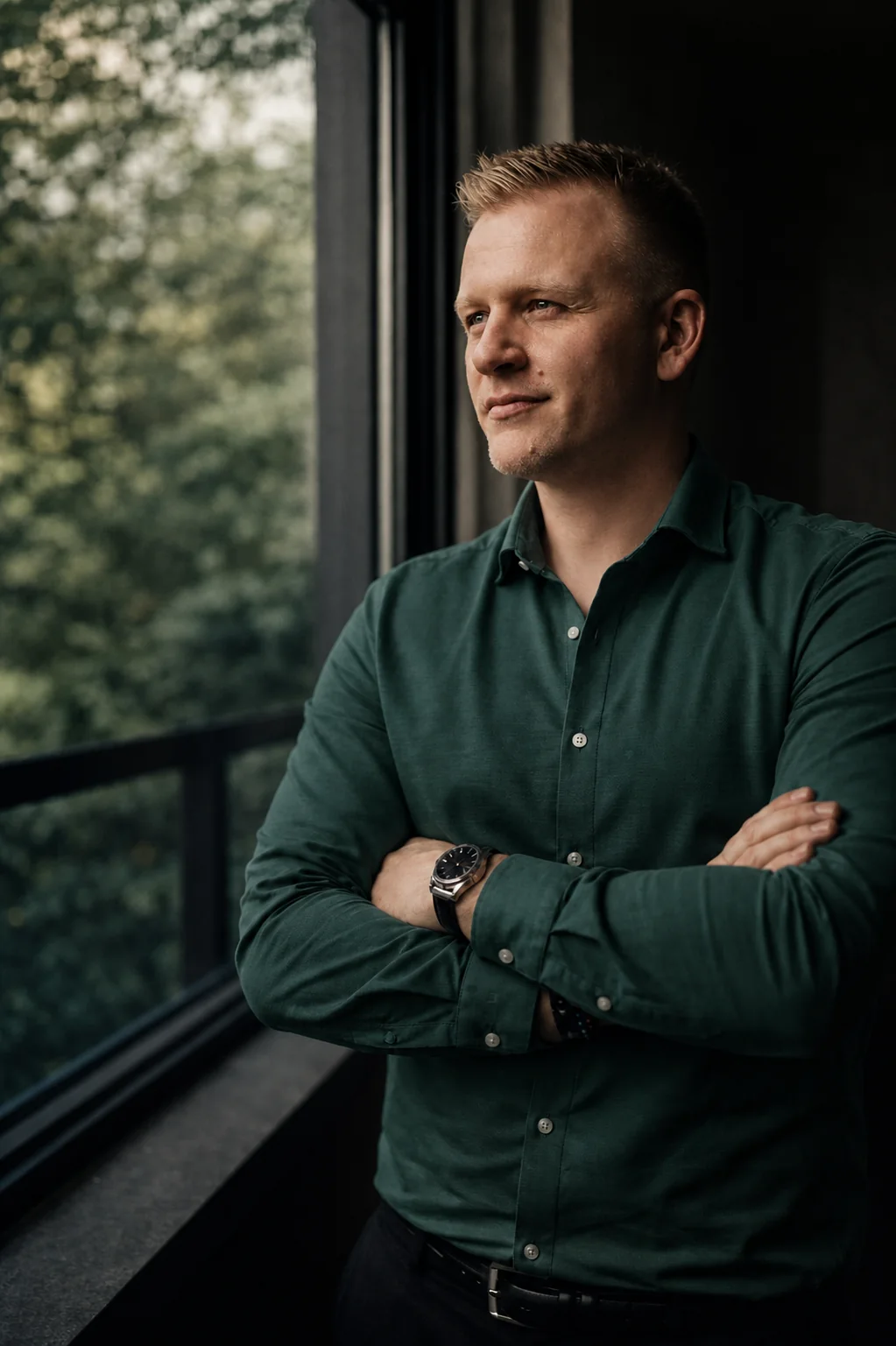 Porträt von Patrick Ernst am Fenster