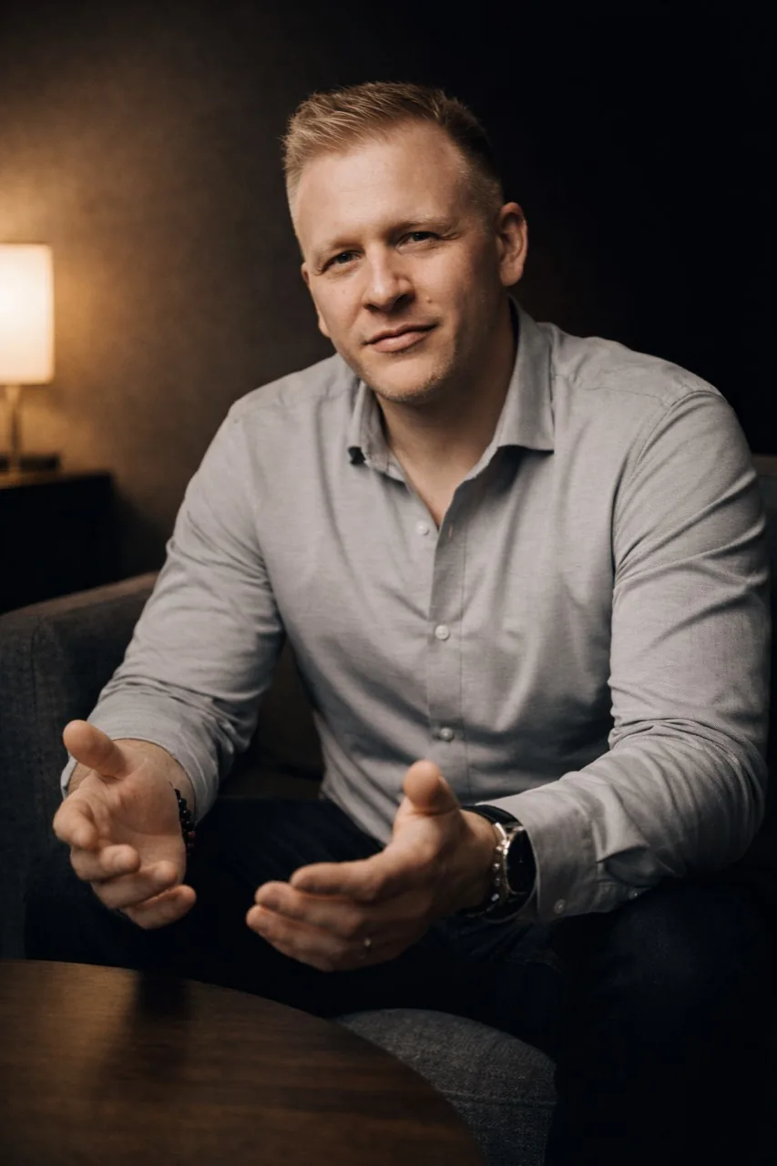 Patrick Ernst in einer ruhigen Gesprächssituation